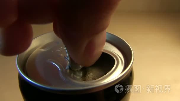 男人打开黑色铁银行与冷汽水视频