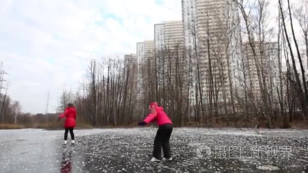女孩和女人可以滑冰了结冰的沼泽