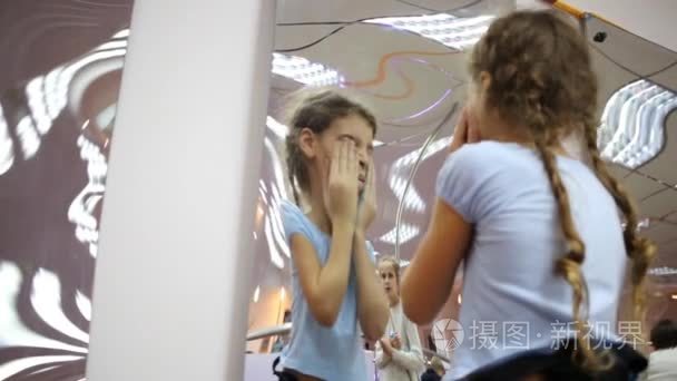 在与扭曲的镜子里的女孩视频