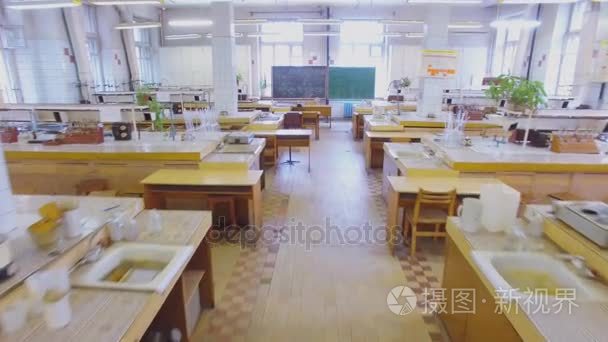 书桌和黑板在大学实验室视频