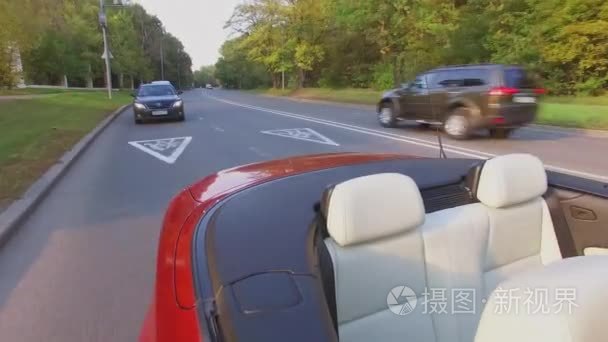 汽车交通路上背后红色敞篷跑车