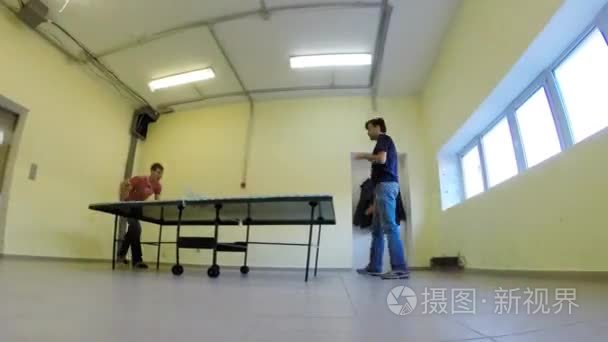 男子和青少年打乒乓球视频