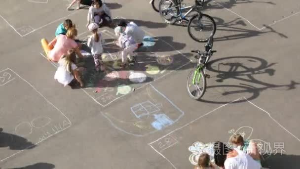 在沥青上用粉笔绘制的儿童视频