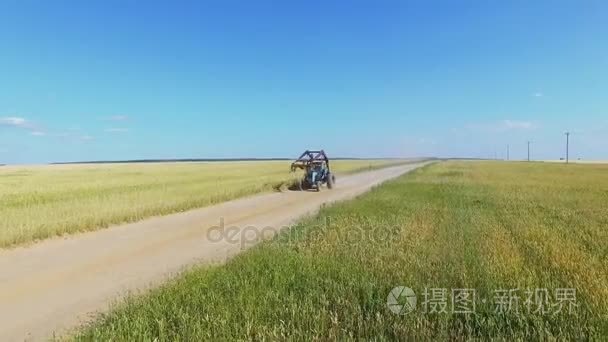 拖拉机骑跨街场路视频