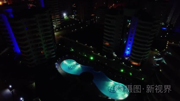 我海洋公寓酒店与夜间照明池视频