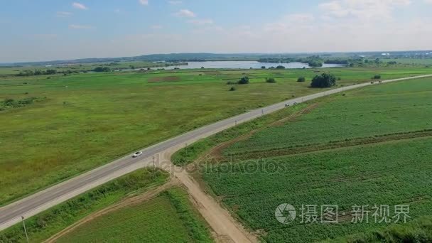 汽车沿着田间地头路面行走视频