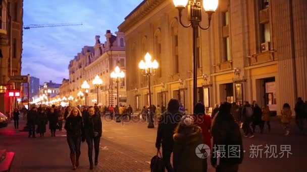 外国游客在照明阿尔巴特上行走视频