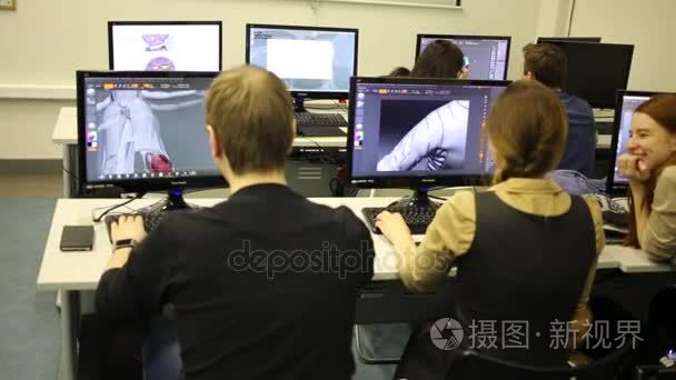 学生在计算机上使用 3d 模型