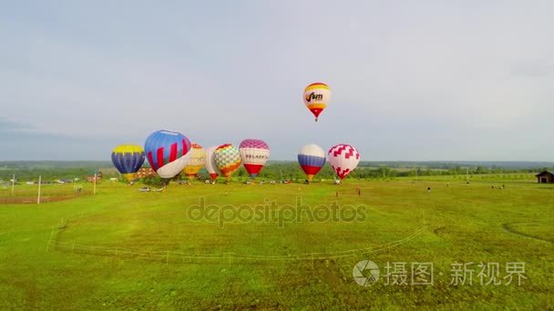 组的色彩缤纷的气球视频