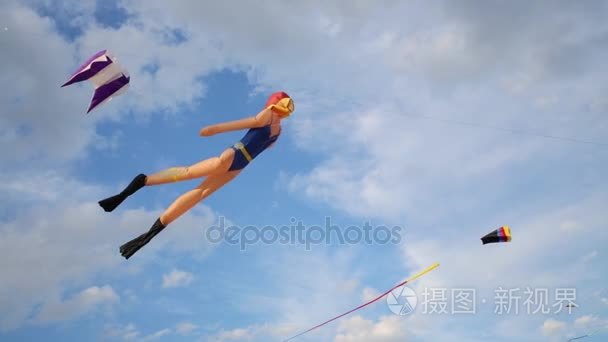 翱翔在天空中的风筝女潜水员视频