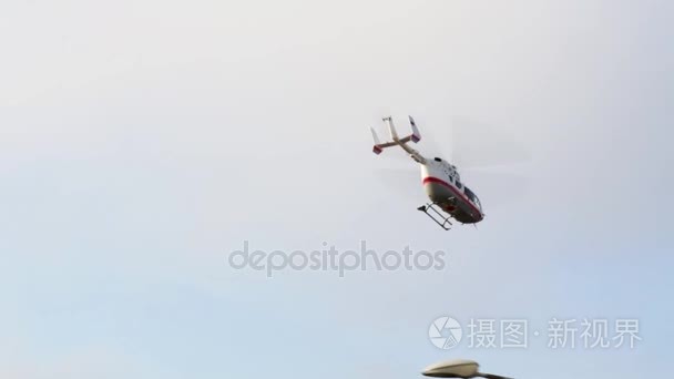 医疗直升机飞在天空中视频