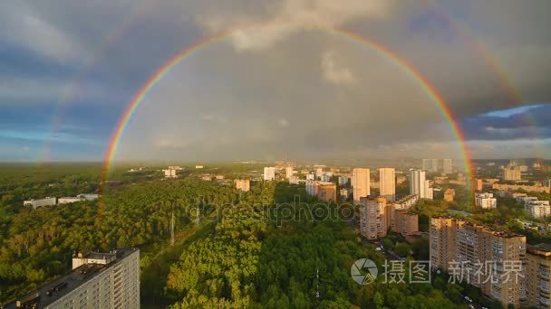 在居住区的双彩虹视频