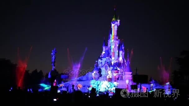 城堡和卡通和激光显示在迪斯尼乐园的夜晚