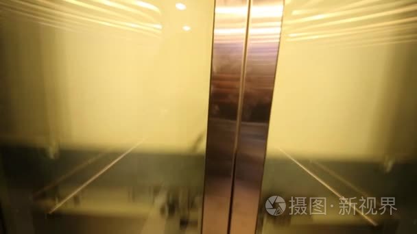 船舱内电梯回采上一层楼视频