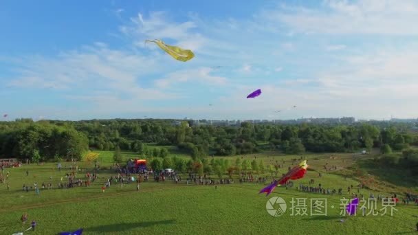 城市公园与人发射风筝视频