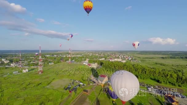 景观与气球飞行字段之上视频