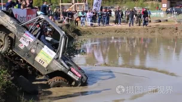 吉普车在越野竞争的大水坑里去视频