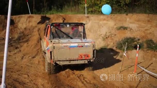 车走在越野竞争雨林在沙滩上视频