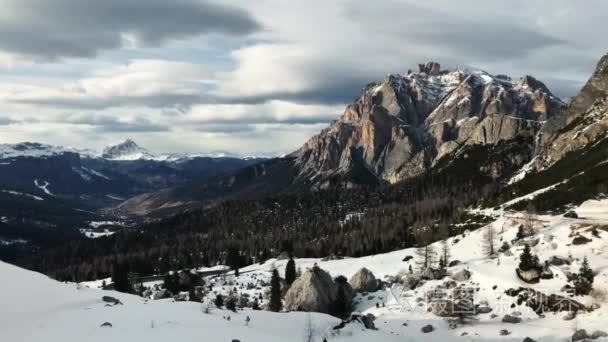 视频的阿尔卑斯雪山在南蒂罗尔在冬季，意大利，4 k