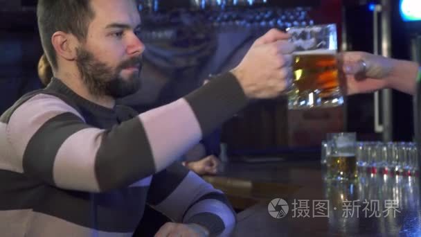 男人的气味在酒吧里的啤酒视频
