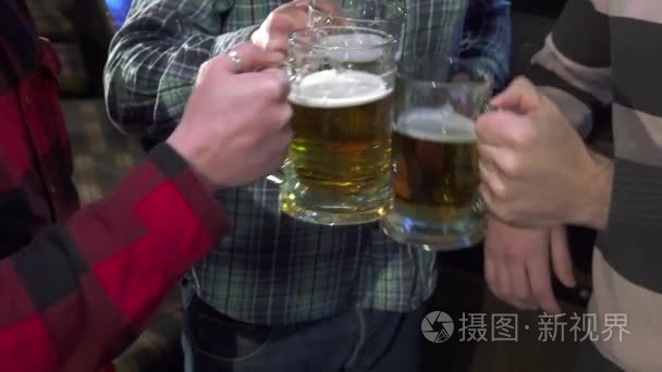 男人喝啤酒靠近酒吧柜台视频