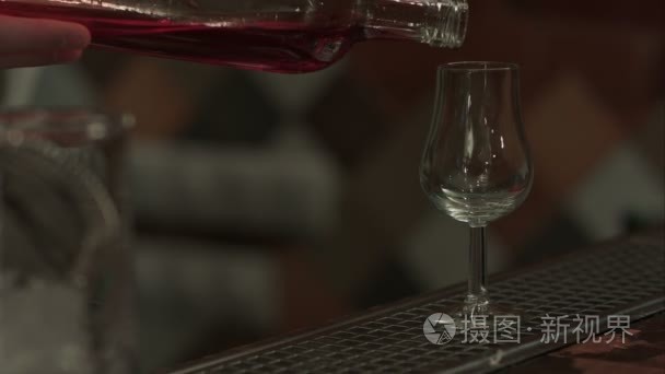 红酒泼入高杯在一家酒吧的酒保