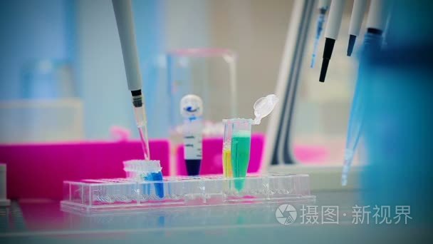 特写科学家使生化分析实验室视频