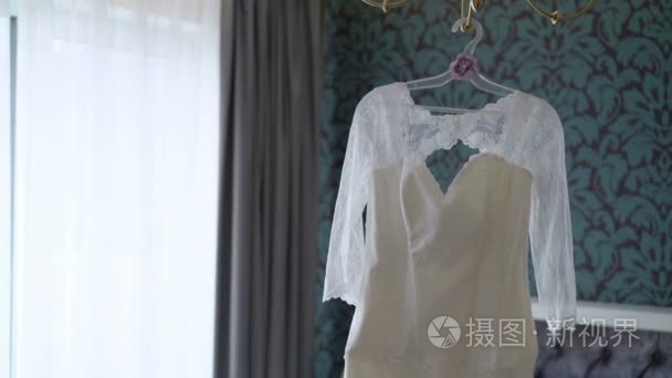 在卧室里的婚纱视频