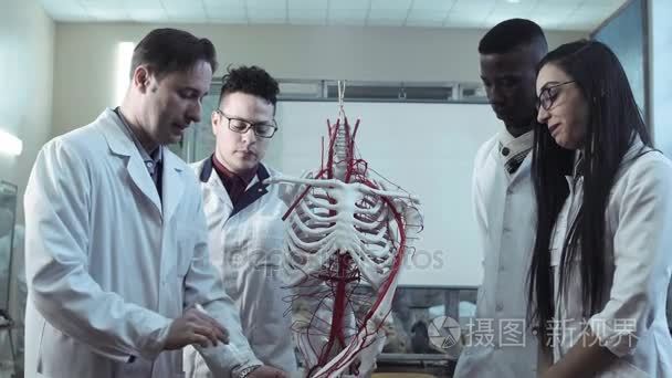 医学生在解剖讲座视频