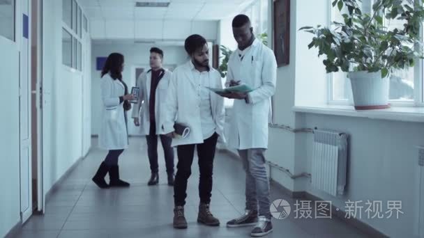 医学院校学生在走廊视频