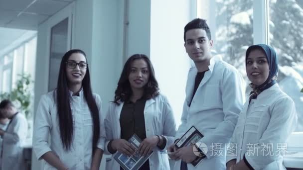 四个年轻医科学生的视频剪辑视频
