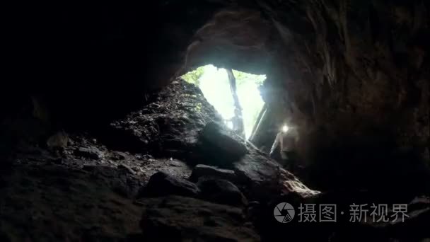 年轻人有吸引力夫妇在山洞里来视频