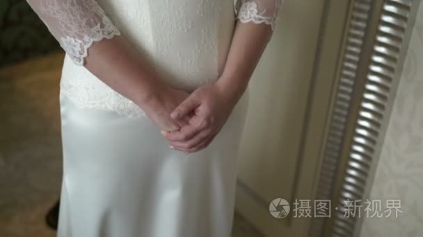 新娘穿的婚纱礼服视频