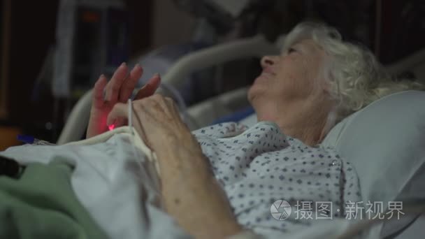 快乐老人病人与护士讲话视频