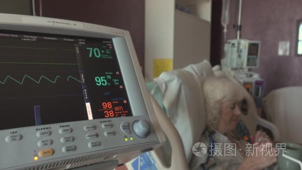 附近的快乐老年患者心脏监测器视频