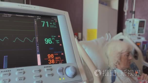 老人的无效病人的心脏监测器视频