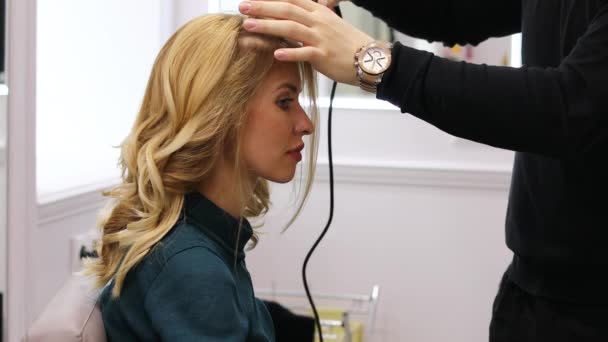 在美容美发造型的头发年轻漂亮的金发模特在理发师短视频