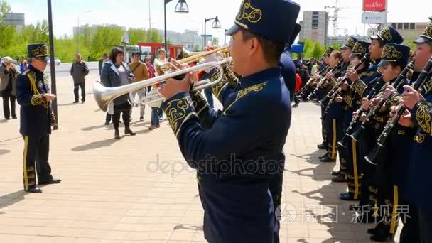 铜管乐队的指挥视频