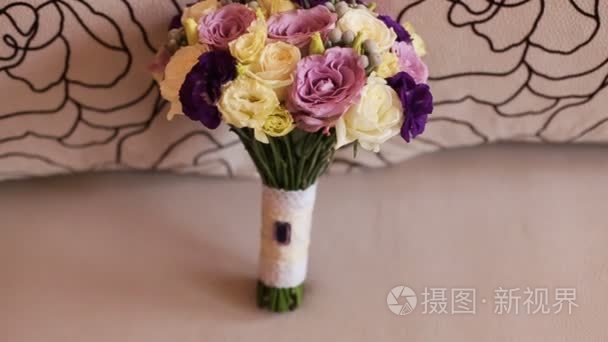 美丽的婚礼花束。关闭。黄色 粉红色和紫色的新娘花束