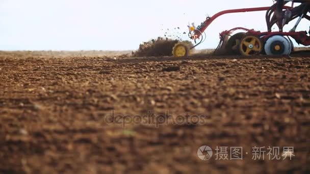 农业拖拉机播种和培育场视频