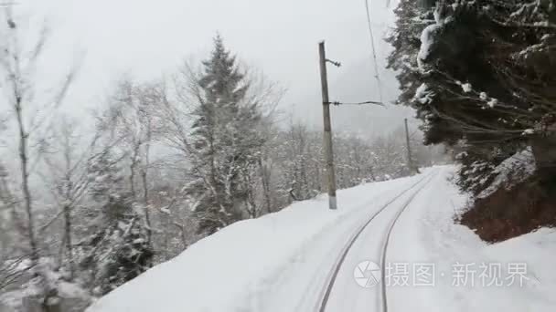 火车开车过去的省的一个小村庄视频