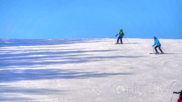 高山滑雪度假村休息的游客视频