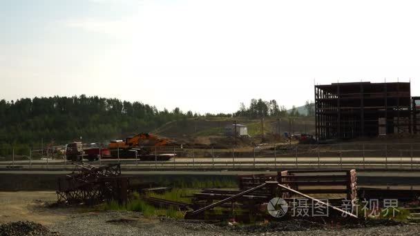 重型建筑设备用一道篱笆尘土飞扬沙路上的交通流量