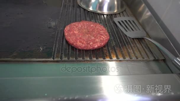 原料牛排的碎肉煎炸烧烤汉堡