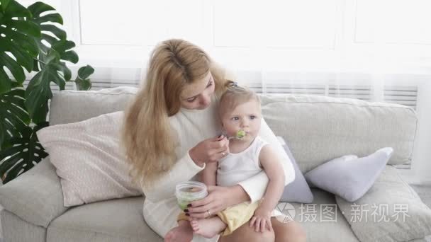 年轻的母亲喂养她的小宝贝儿子视频