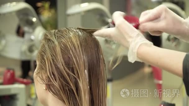 年轻女子在沙龙中有头发过程视频