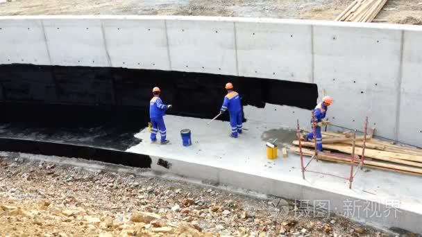 工人执行防水混凝土的防水树脂视频