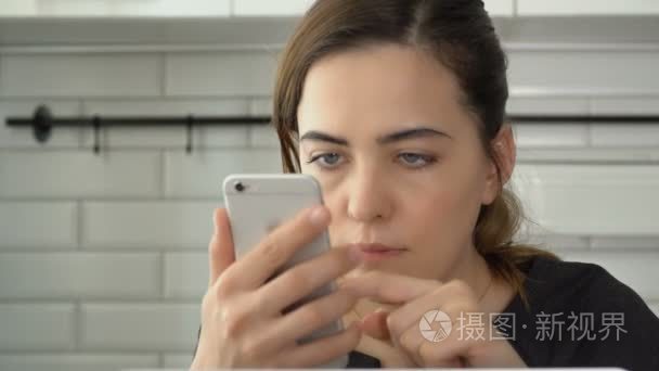 女人的手发短信在手机上。互联网、 通信和技术概念