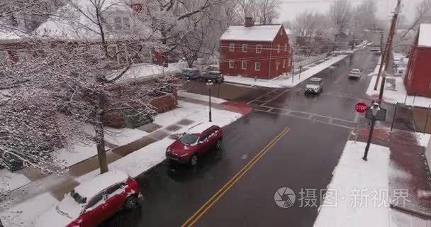 建立小城镇住宅交叉空中雪视频