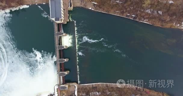 打开的壁垒对城市河流。高水在春天。空中视频